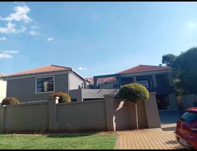 7 BEDROOM HOUSE FOR SALE IN MIDSTREAM ESTATE